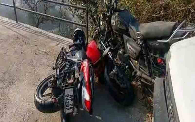सड़क किनारे खड़े ट्रक से टकराई बाइक, युवक की मौत