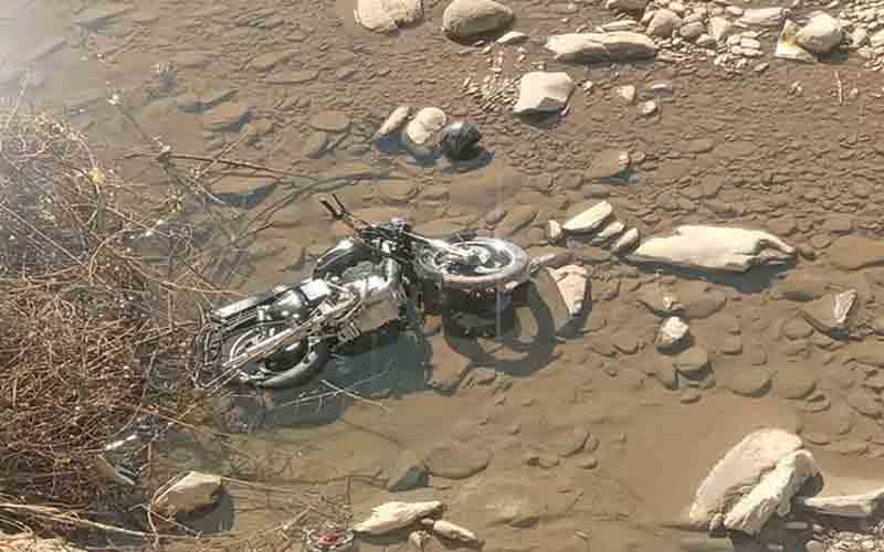 अनियंत्रित होकर स्यांज पुल से खड्ड में गिरी बुलेट, चालक की मौत