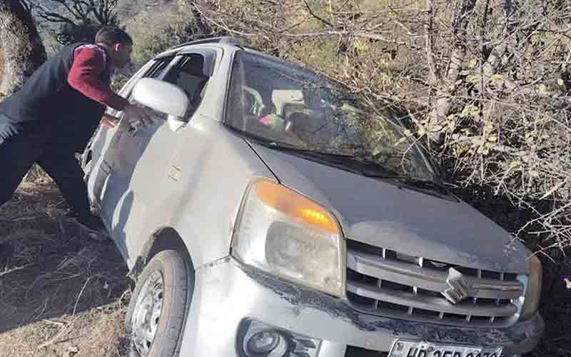 अनियंत्रित होकर सड़क से लुढ़की कार, सभी लोग सुरक्षित