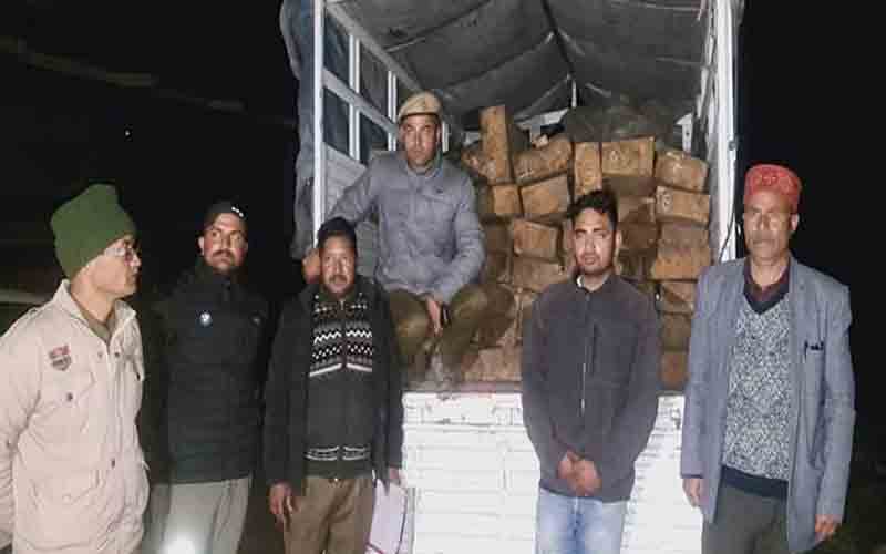 नाकाबंदी के दौरान गाड़ी से बरामद किए देवदार के स्लीपर, आरोपी गिरफ्तार