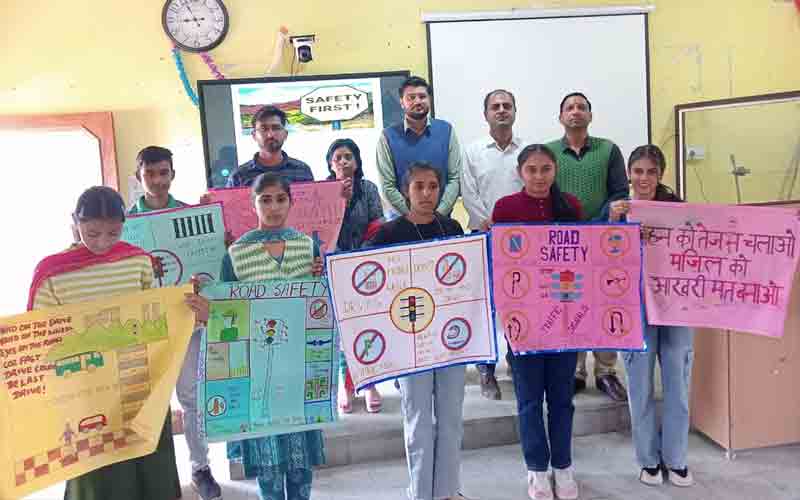सड़क सुरक्षा व यातायात नियम का पालन विषय पर चार्ट मेकिंग प्रतियोगिता का हुआ आयोजन