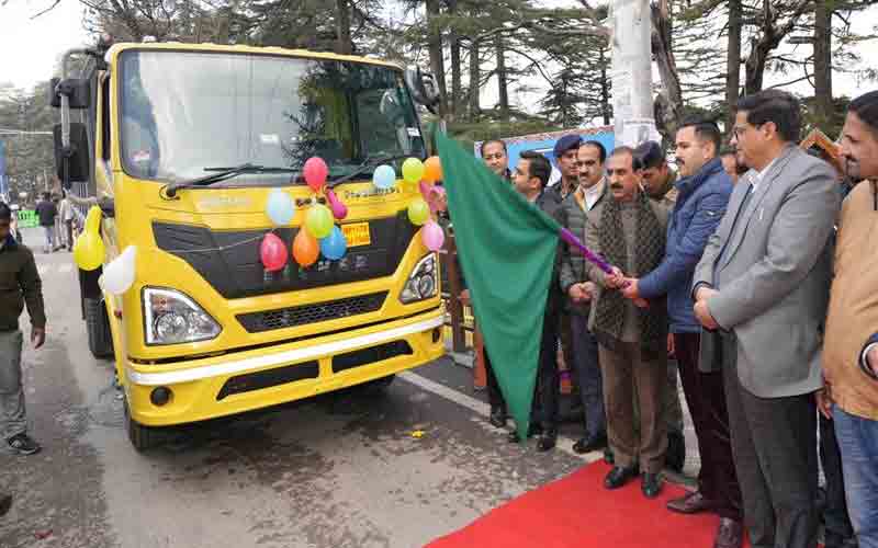 मुख्यमंत्री ने लोक निर्माण विभाग के 15 नए टिप्परों को हरी झंडी दिखाकर किया रवाना
