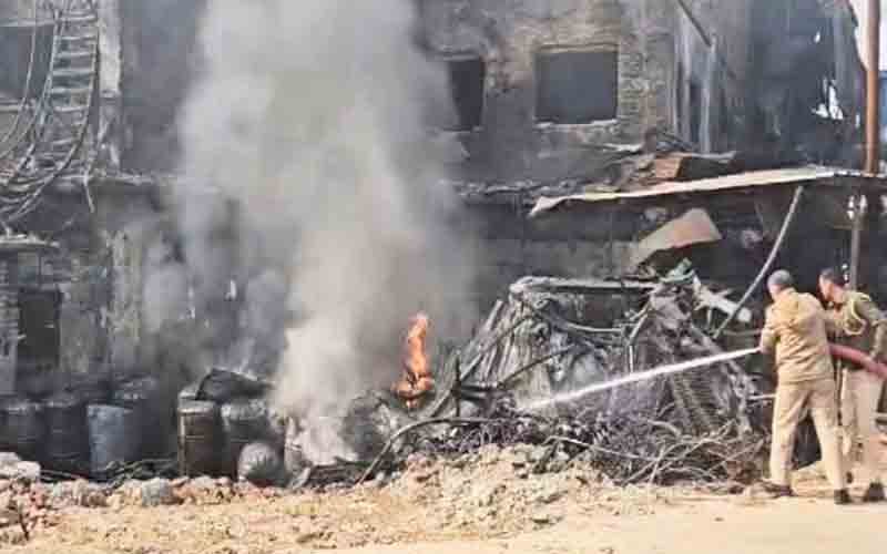 झाड़माजरी की परफ्यूम फैक्ट्री में आठ दिन बाद फिर लगी आग, रोकना पड़ा काम