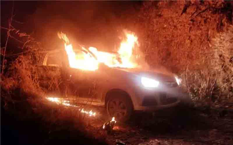 घर के समीप खड़ी ऑल्टो कार में भड़की आग, चंद मिनटों में जलकर हुई राख