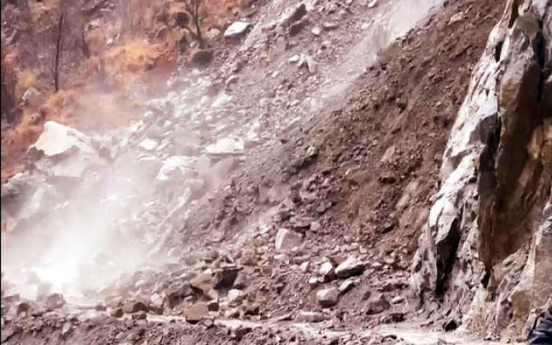 किन्नौर के निगुलसरी में  भूस्खलन होने से एनएच-5 वाहनों की आवाजाही के लिए बंद
