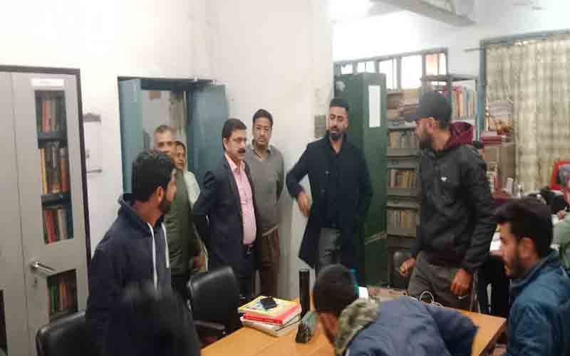 उपायुक्त जतिन लाल ने किया जिला पुस्तकालय ऊना का निरीक्षण