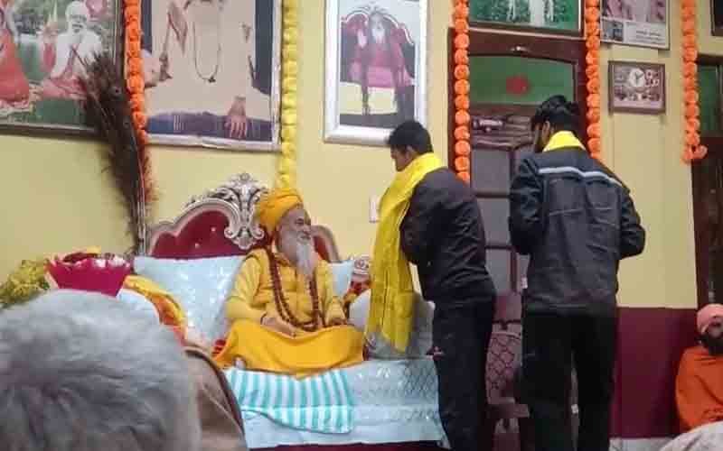 मुनि महाराज ने श्रद्धालुओं को पीला वस्त्र ओढ़ाकर दिया बसंत पंचमी का आशीर्वाद