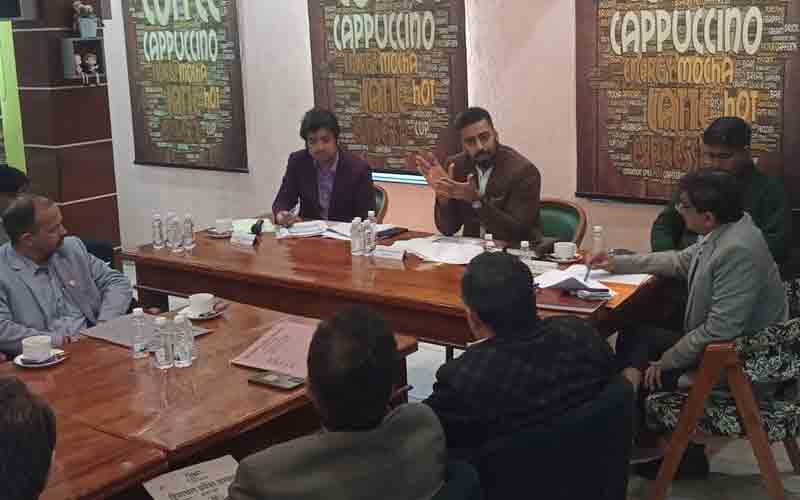 राजस्व विभाग से संबंधित लंबित मामलों को न्यूनतम समय में निपटाएं अधिकारी- जतिन लाल