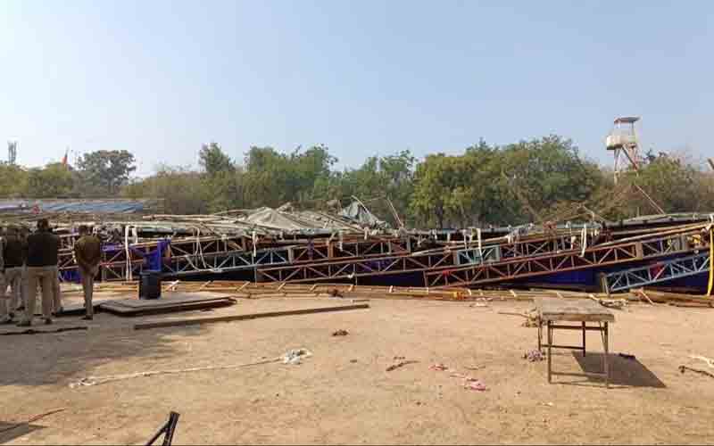 Pandal-collapsed-on-gate-nu.jpg