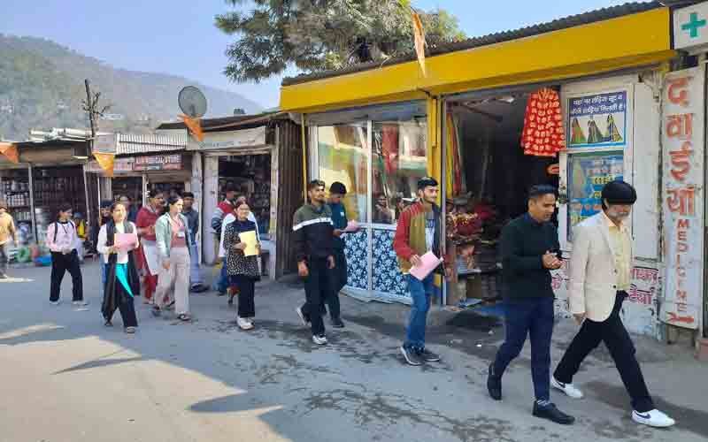 ददाहू में सड़क सुरक्षा को लेकर लोगों को किया गया जागरूक