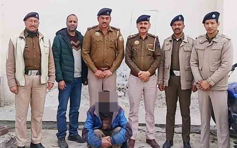 गश्त के दौरान चरस की खेप सहित गिरफ्तार किया व्यक्ति