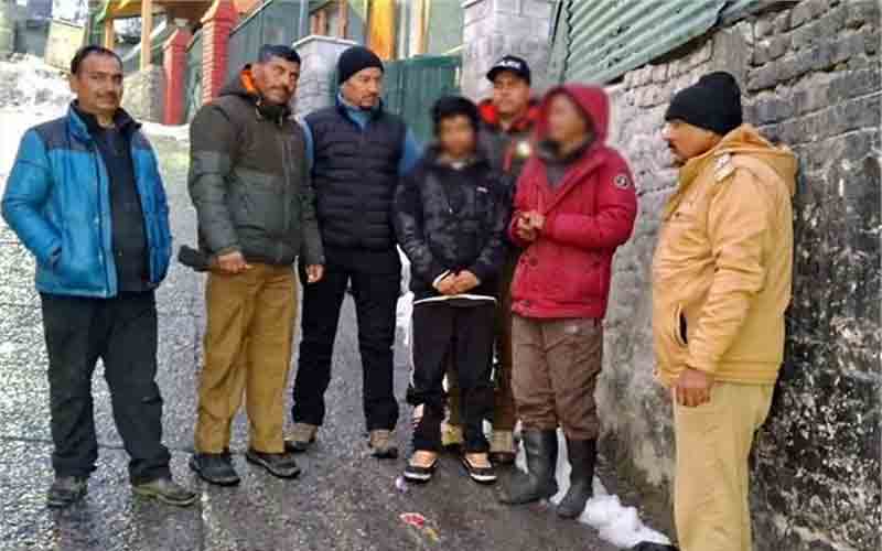 पुलिस ने चरस सहित 2 तस्करों को किया गिरफ्तार