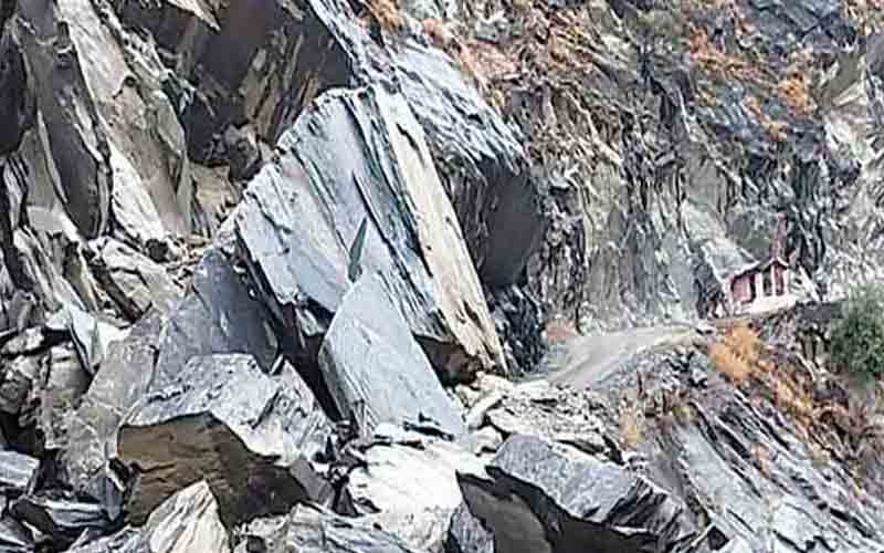खड़ामुख-होली मुख्य मार्ग पर ज्यूरा में गिरी चट्टानें, वाहनों की आवाजाही हुई ठप