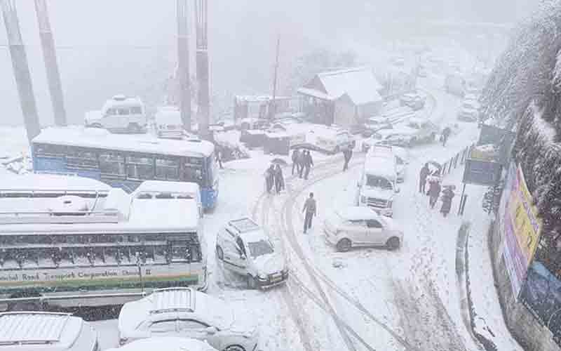 हिमाचल में बर्फबारी से एचआरटीसी के 640 रूट ठप, 3 वोल्वो बसें भी बंद