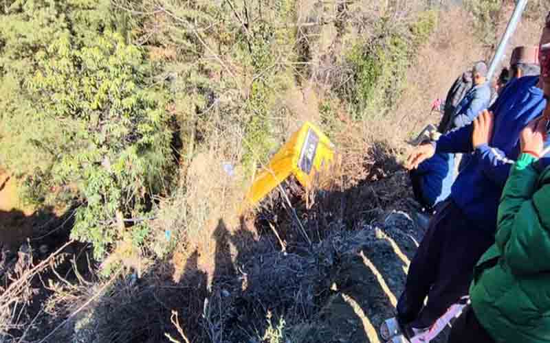 अनियंत्रित होकर गहरी खाई में गिरी स्कूल बस, 7 बच्चे….