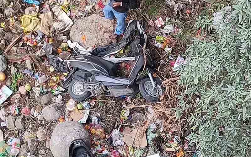 अनियंत्रित होकर खड्ड में गिरी स्कूटी, महिला सुरक्षित