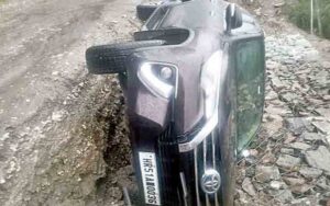 Tourist-car-skids-and-falls.jpg