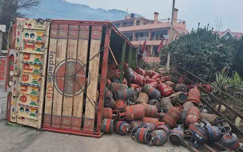 अनियंत्रित होकर हाईवे पर पलटा गैस सिलेंडर से लदा ट्रक, चालक…..