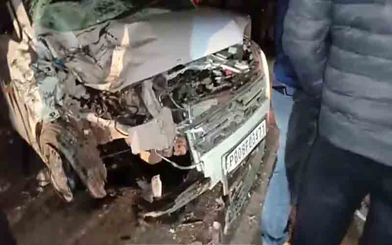 कार और ट्रक की हुई जोरदार टक्कर, चार घायल