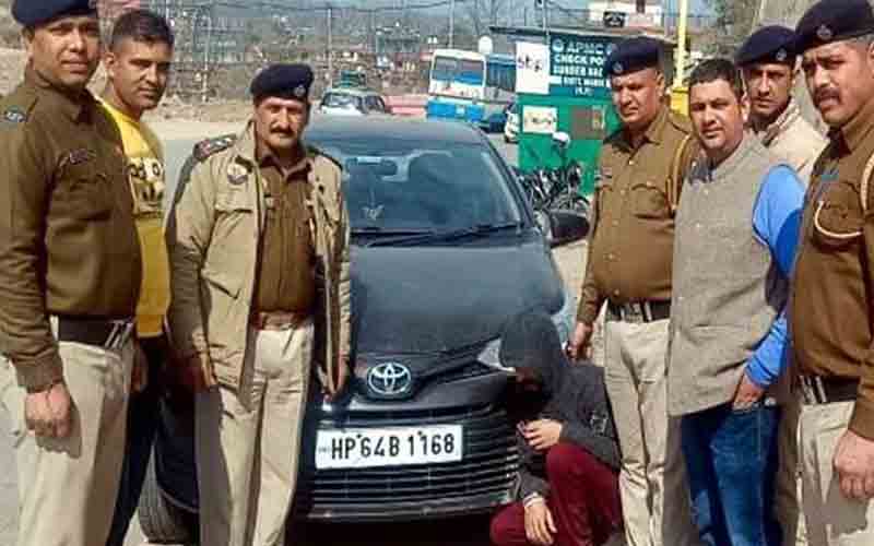 नाकाबंदी के दौरान चरस सहित गिरफ्तार किया सोलन का कार चालक