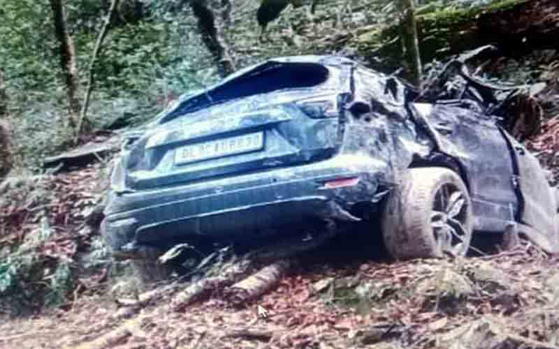 अनियंत्रित होकर खाई में गिरी पर्यटकों की कार, एक की मौत, 2 जख्मी