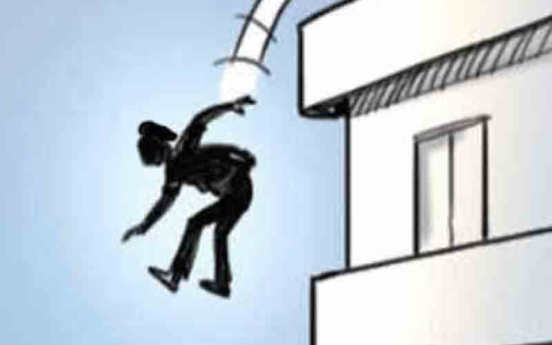 निजी स्कूल की तीसरी मंजिल से गिरी छात्रा, घायल