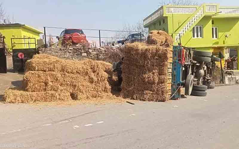 अनियंत्रित होकर हाइवे के किनारे पलटा ट्रक, सभी सुरक्षित