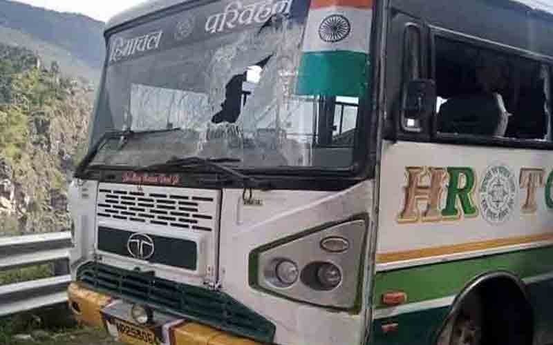 अज्ञात व्यक्तियों ने एचआरटीसी बस पर किया पथराव, चार यात्री घायल
