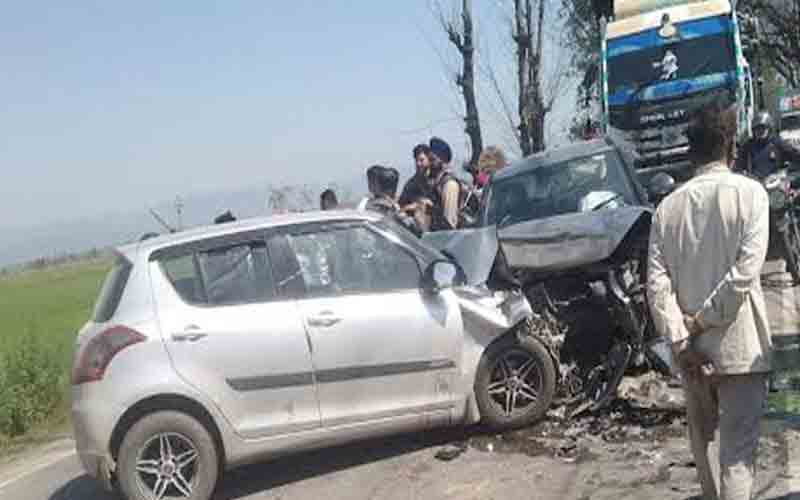 दो कारों के बीच हुई जोरदार भिड़ंत, 75 वर्षीय बुजुर्ग की मौत, चार घायल