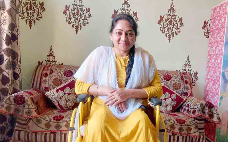 देहलां की अमरजीत कौर दिव्यांग मतदाताओं को कर रही मतदान के लिए प्रेरित