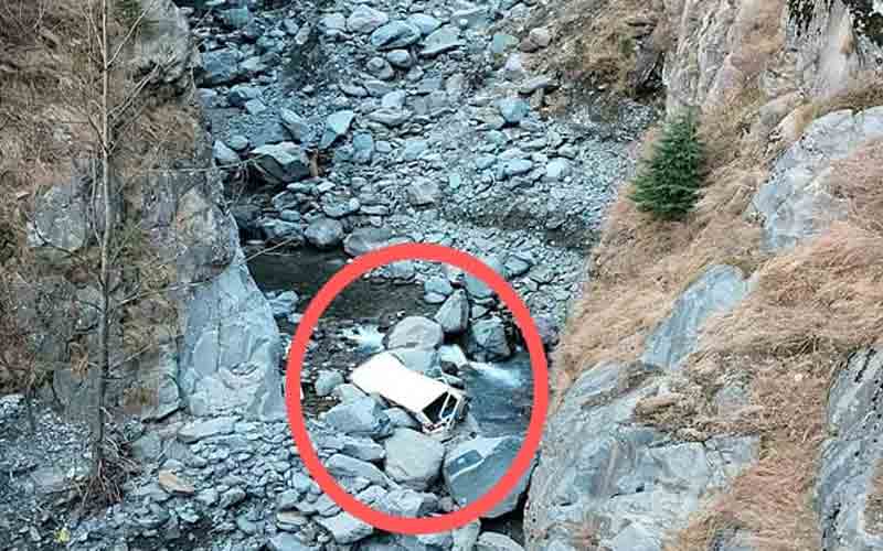 अनियंत्रित होकर खाई में गिरी बोलेरो गाड़ी, 2 की मौत, एक जख्मी