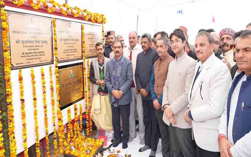 मुख्यमंत्री ने हमीरपुर में 77 करोड़ रुपये की विकास परियोजनाओं के किए शिलान्यास और लोकार्पण