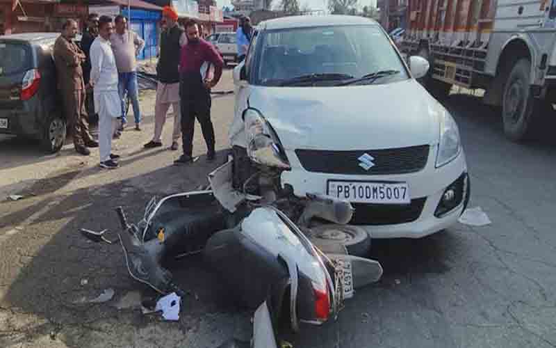 कार ने स्कूटी को मारी जोरदार टक्कर, दो महिलाएं घायल
