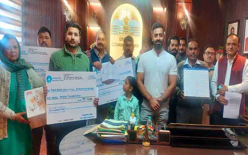 रेड क्रॉस लक्की ड्रॉ के विजेताओं को उपायुक्त ने वितरित किए चैक व ईनाम