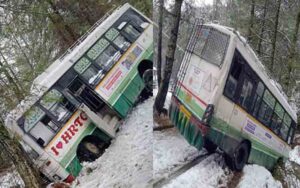 HRTC-bus-slipped-on-snow-an.jpg