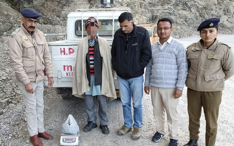 शिलाई पुलिस ने 1.093 किलोग्राम चरस सहित गिरफ्तार किया व्यक्ति
