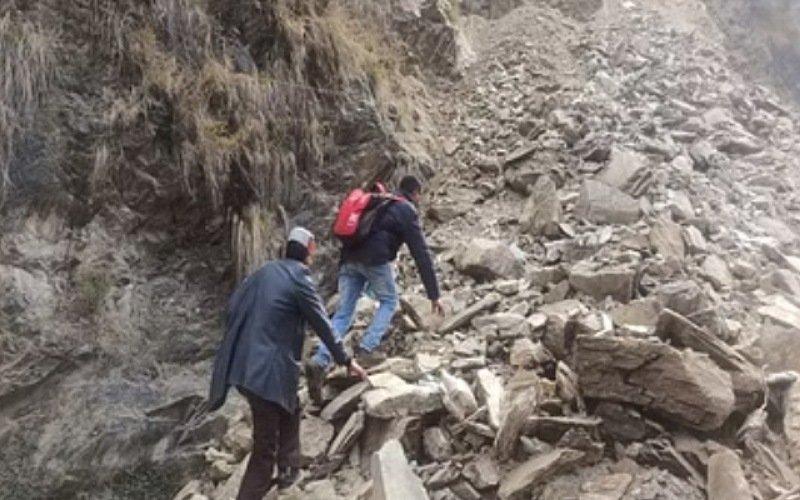 चंबा-साहो मार्ग पर बालू के पास हुआ भूस्खलन, वाहनों की आवाजाही बंद