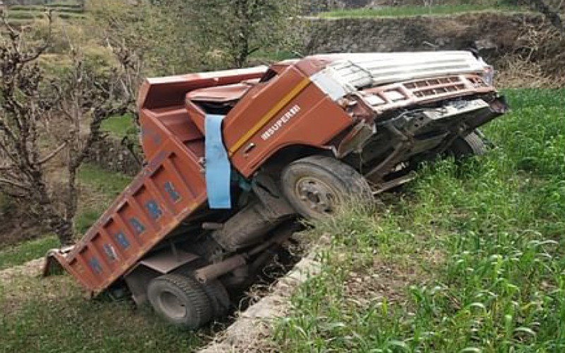 अनियंत्रित होकर खेतों में गिरा टिप्पर, चालक की मौत