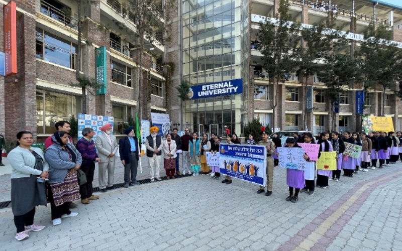 इटरनल यूनिवर्सिटी की छात्राओं व शिक्षकों ने   विश्व उपभोक्ता अधिकार दिवस पर निकाली जागरूकता रैली