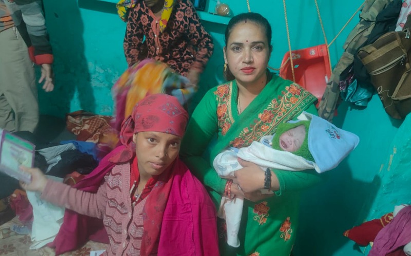 प्रसूता को अस्पताल लाने गई थी एंबुलेंस, घर पर करवानी पड़ी डिलीवरी