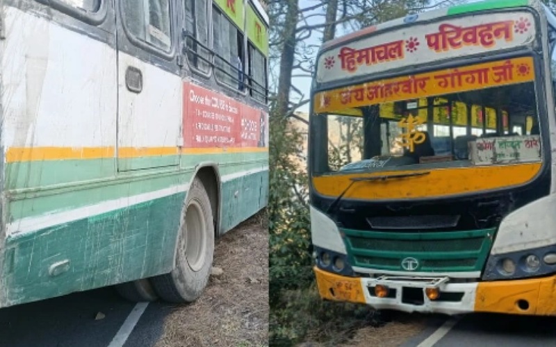 राजगढ़ में डंगा धसने से हवा में लटकी एचआरटीसी बस