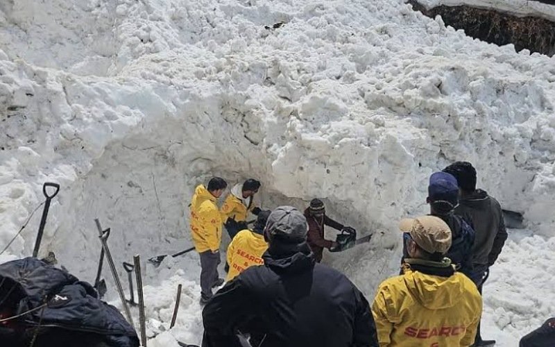 24 घंटे बाद बरामद हुआ  हिमस्खलन की चपेट में आए जेसीबी ऑपरेटर का शव