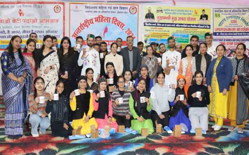 प्रत्येक क्षेत्र में पुरूषों के साथ कंधे से कंधा मिलाकर चल रही महिलाएं- वर्मा