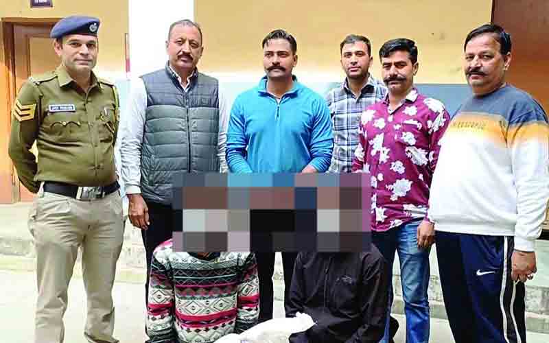 पुलिस ने चरस की खेप सहित गिरफ्तार किए दो युवक