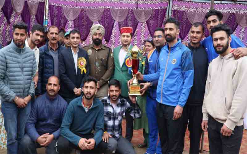 राज्य स्तरीय वॉलीबॉल प्रतियोगिता में शिमला प्रथम, डीसी ने विजेता टीमों को किया सम्मानित