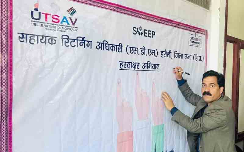 हरोली में स्वीप कार्यक्रम के तहत मतदाता जागरूकता को छेड़ा हस्ताक्षर अभियान