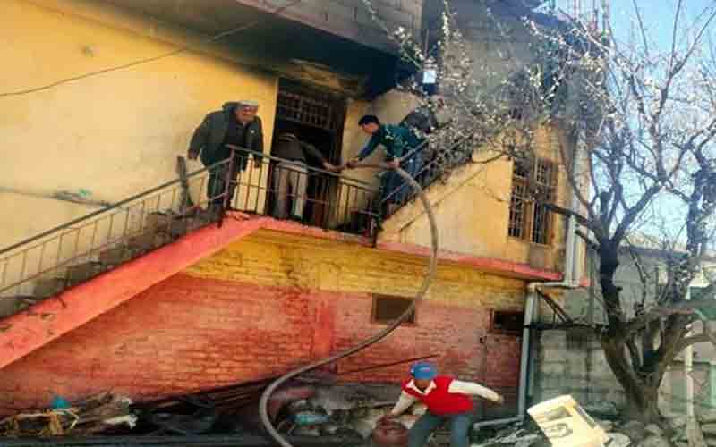 जुआनी रोपा में आग की भेंट चढ़ा 3 मंजिला मकान, लाखों का हुआ नुकसान