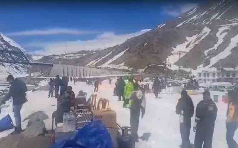 नॉर्थ पोर्टल के जंखर फलोंग और सिस्सू पहुंचे सैलानी, बर्फ में की अठखेलियां