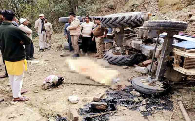 अनियंत्रित होकर सड़क से नीचे लुढ़का ट्रैक्टर, चालक की मौके पर मौत