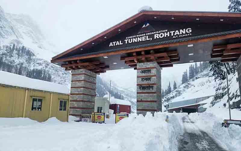 हिमाचल में बिगड़ा मौसम का मिजाज़, अटल टनल के साथ लाहौल घाटी में बर्फबारी